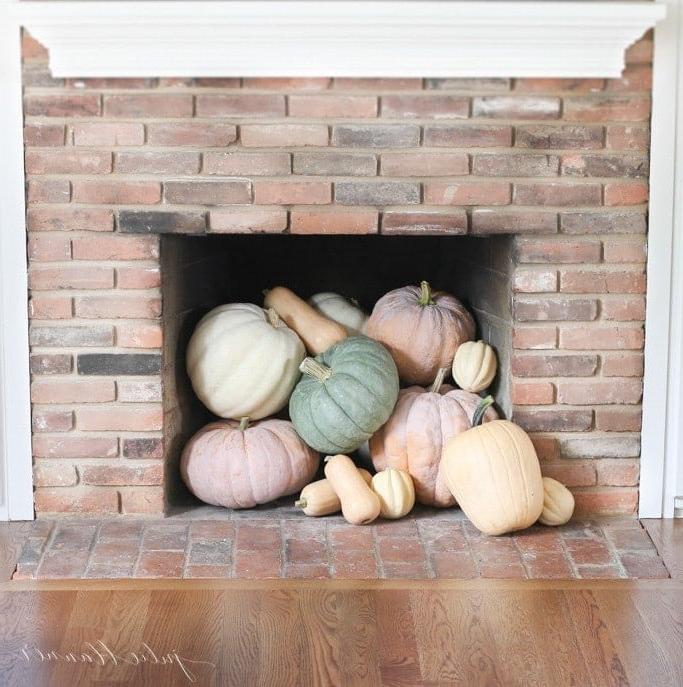 **Erbstückkürbiskamin** 4 Hübsche Herbstdekorationsidee Zierkürbisse quellen aus dem Kamin hervor