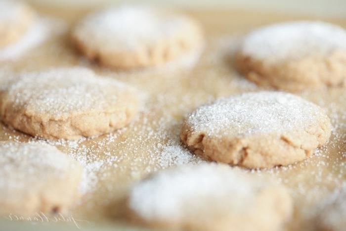 Gewürz-Shortbread-Kekse 4 Nahaufnahme von Zucker und Gewürz Shortbread Keksen auf Backpapier