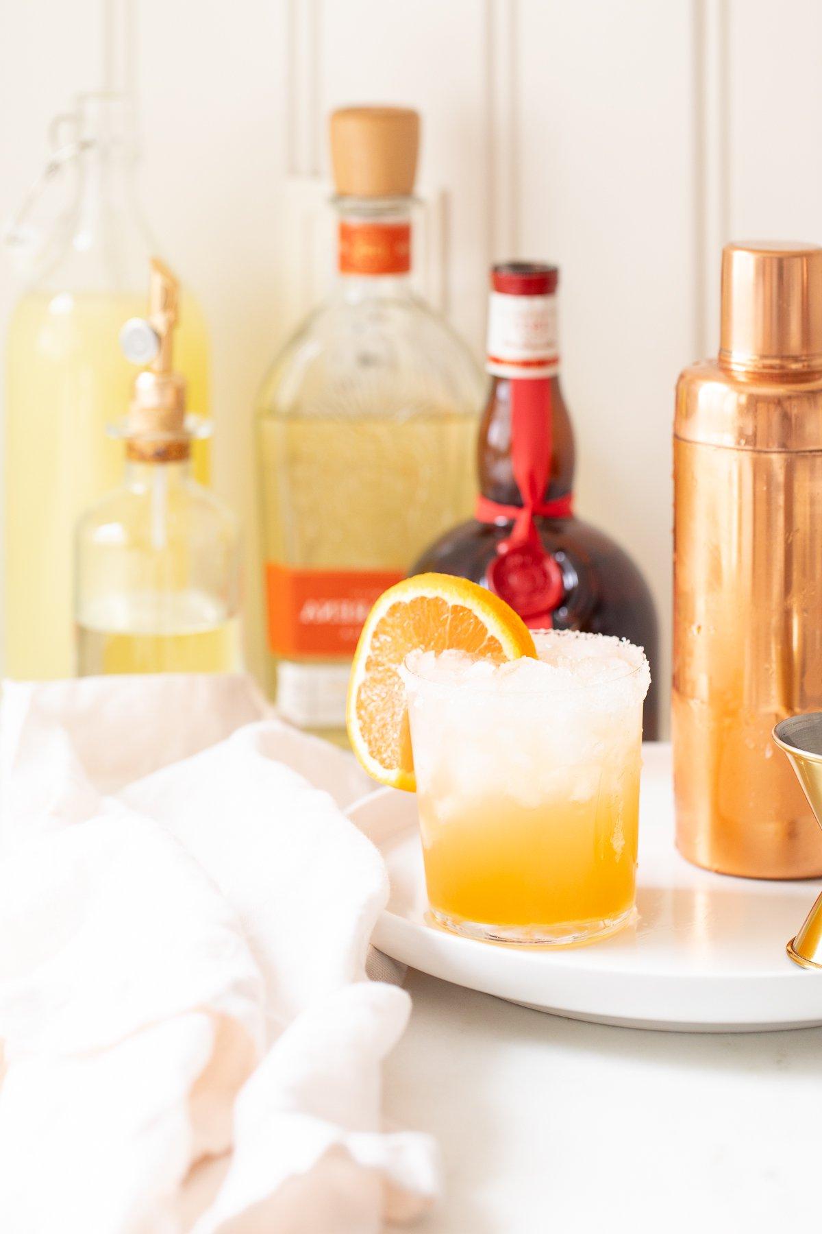 Cadillac Margarita 4 Grand Marnier, Premium-Tequila, einfacher Sirup und frisch gepresster Limettensaft nebeneinander aufgestellt