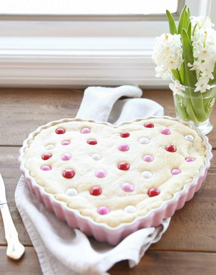 Ein einfacher, dicker und zäher Zuckerkeks-Kuchen, ideal für besondere Anlässe. Ein herzförmiger Zuckerkeks-Kuchen auf einer Küchenarbeitsfläche