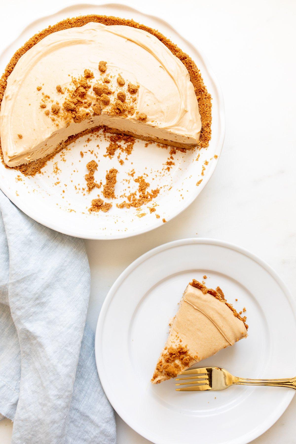 Spekulatius-Keksboden 4 Ein No-Bake Keksbutter-Kuchen mit entfernten Stücken.