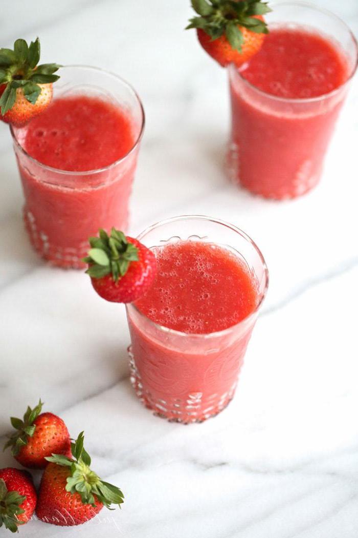 Einfache Champagner Slushies sind ein schnelles und einfach zu trinkendes Sommercocktail-Rezept mit Erdbeeren. Diese gefrorenen Champagner-Cocktails sind in wenigen Minuten fertig. Champagner Slushies in hohen Gläsern, garniert