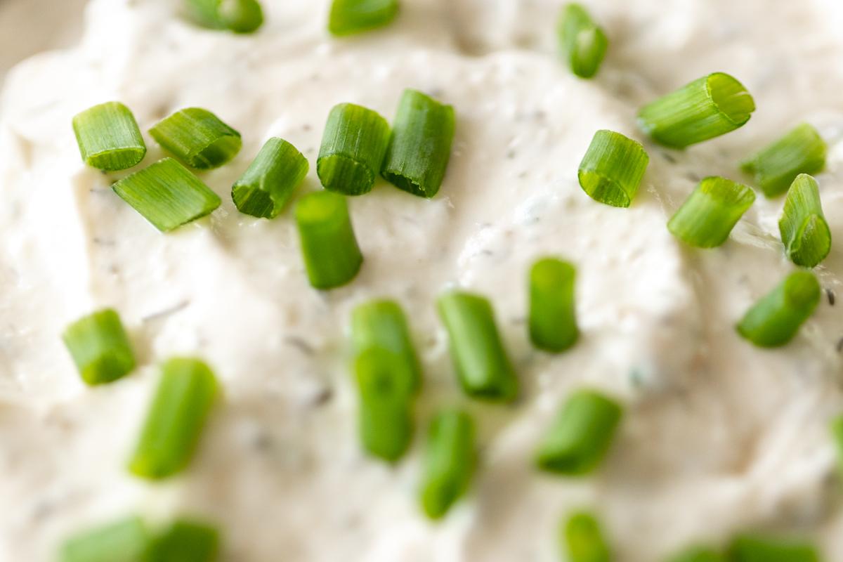 Ranch-Dip 4 Nahaufnahme von hausgemachtem Ranch Dip, garniert mit frischem Schnittlauch.
