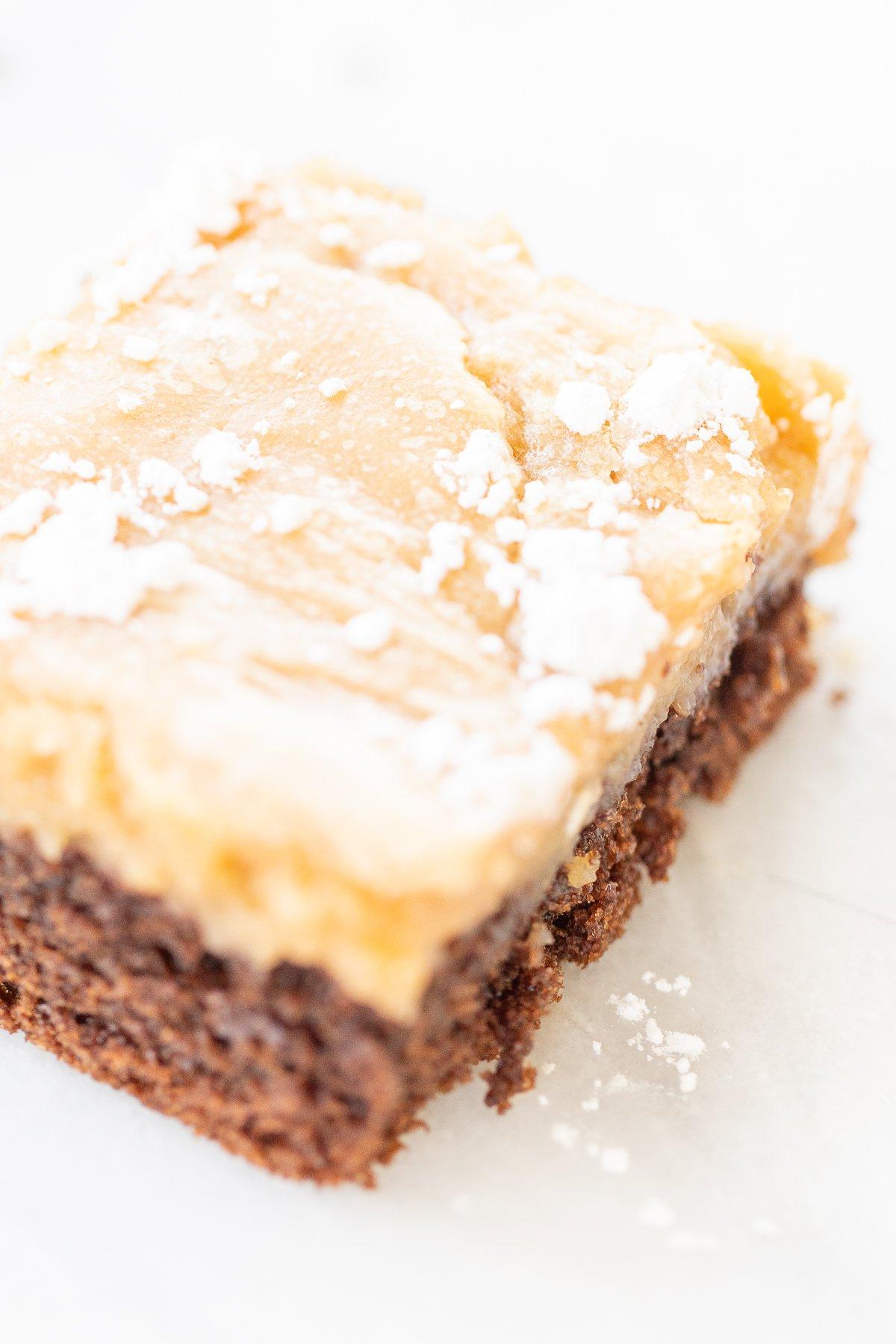 Zartschmelzender Erdnussbutter-Butterkuchen 4 Ein Stück Erdnussbutter Gooey Butter Kuchen.