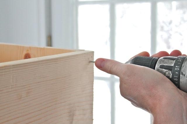 Schrauben in den Fensterkasten einfügen