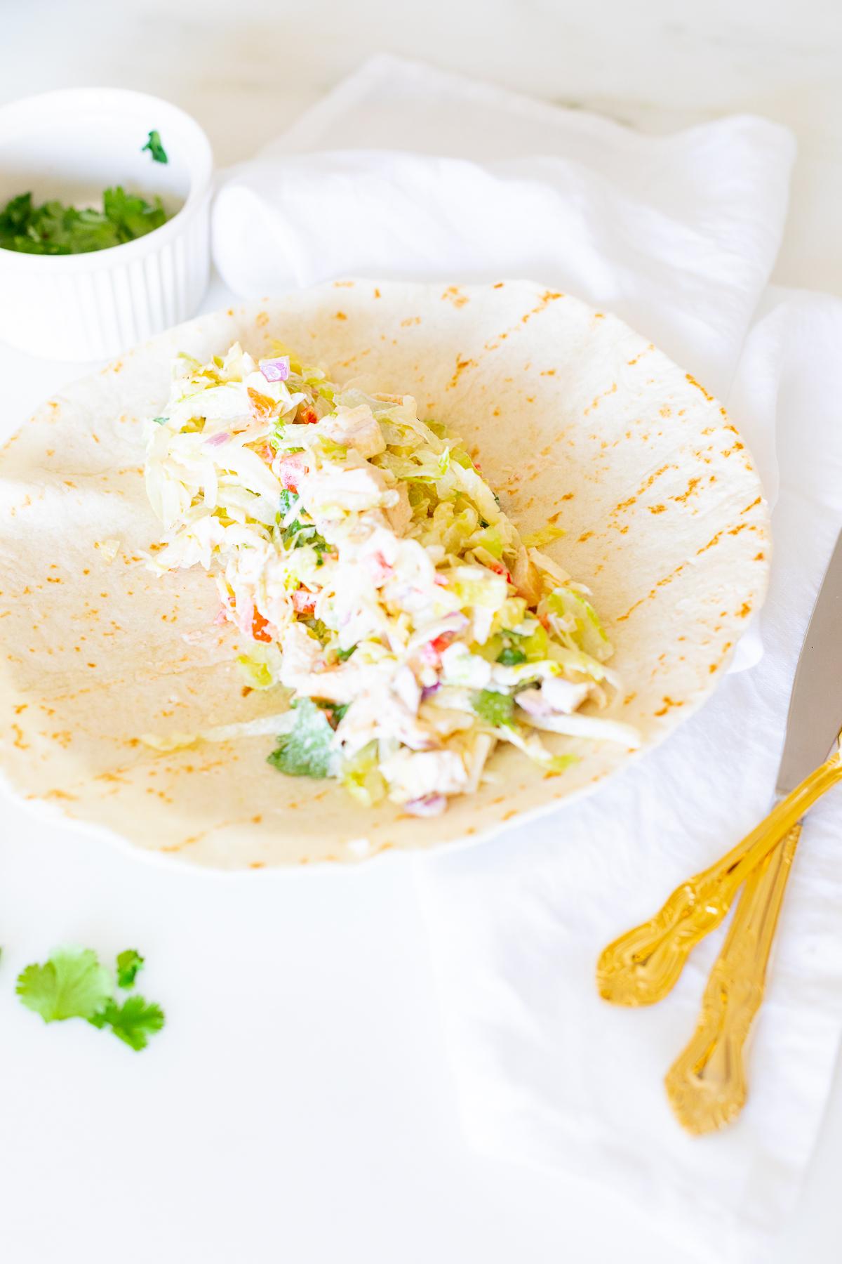 Hähnchen-Wrap-Rezept 4 Ein Hähnchen-Wrap-Rezept, bevor es eingewickelt wird.