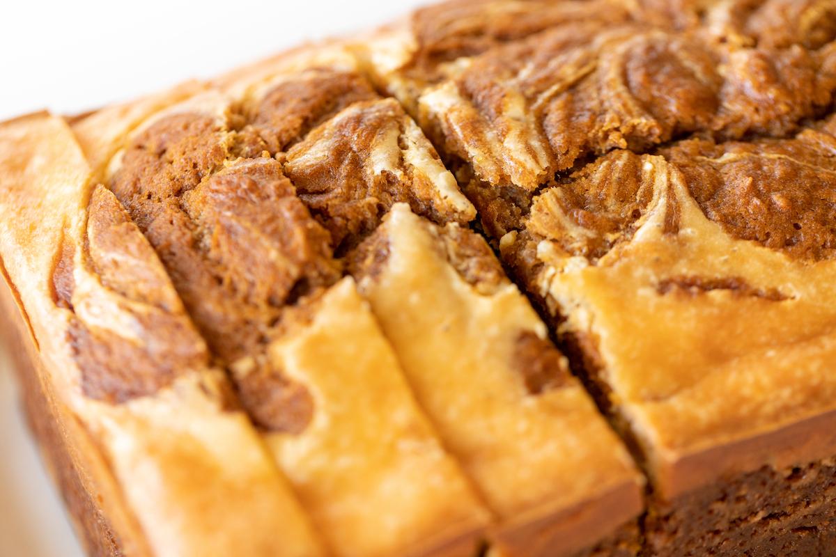 Mehrere dicke Scheiben Kürbis-Käsekuchen-Brot, übereinander gestapelt und bereit zum Genießen.