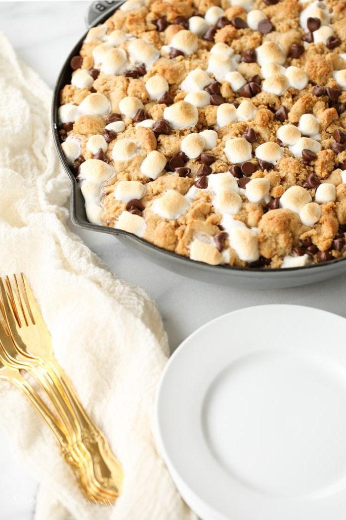 Erdnussbutter S'mores Torte Rezept 4 Unglaublich guter Erdnussbutter S'mores Kuchen mit Erdnussbutter-Kekskruste - ein Publikumsliebling