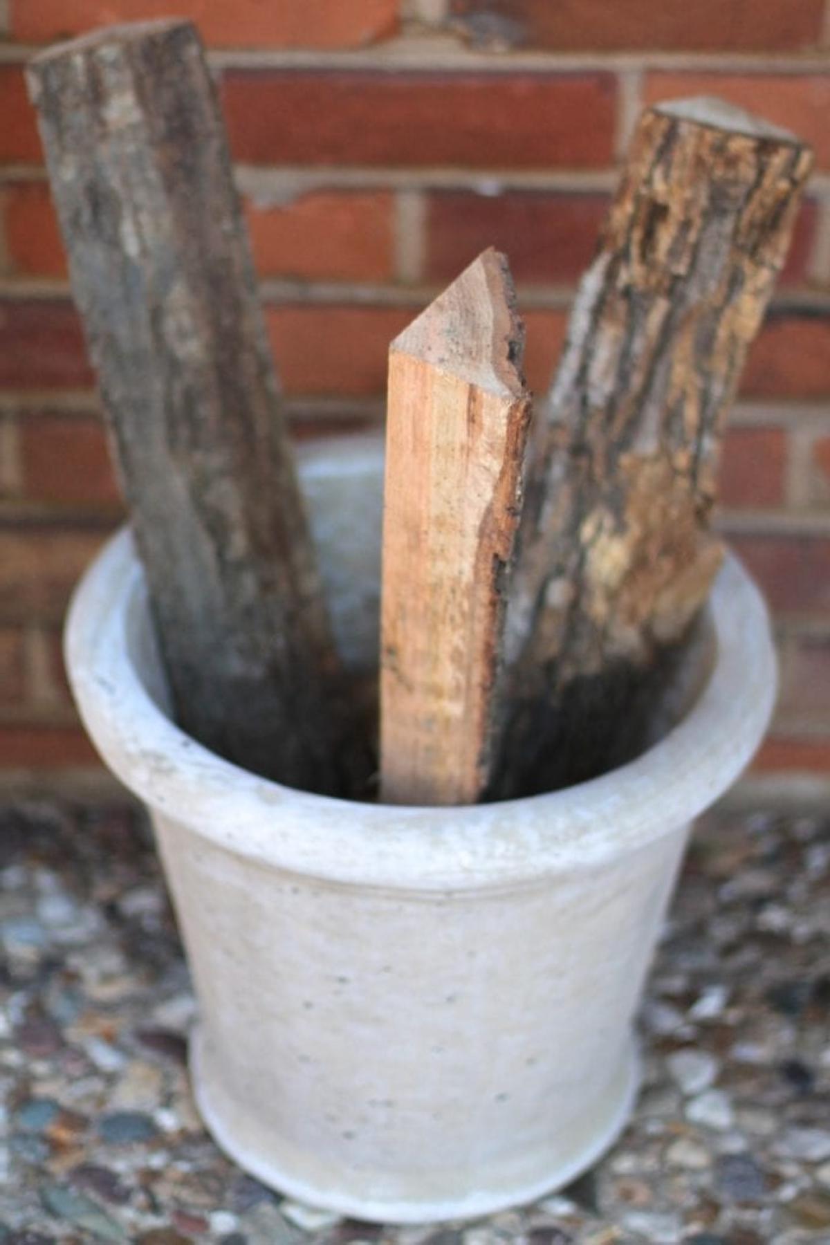 Ein Verandakübel mit drei Holzstücken für einen Winterkübel für die Veranda.