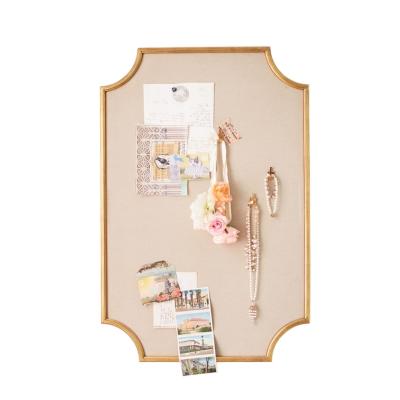 Pottery Barn Kids: Der Look zum kleinen Preis 31 Eine Pinnwand mit verschiedenen Gegenständen darauf, die den kreativen Geist der Emily & Meritt Kollektion von Pottery Barn Kids einfängt.