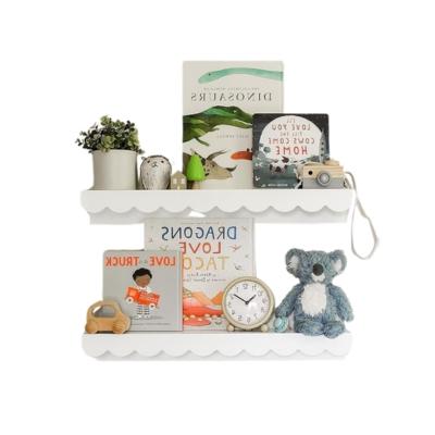 Pottery Barn Kids: Der Look zum kleinen Preis 34 Ein weißes Regal mit Büchern, Spielzeug und einem Koala, eine charmante und preiswerte Alternative zum Pottery Barn Kids Design.