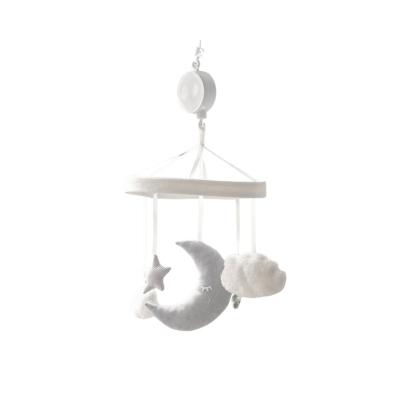 Pottery Barn Kids: Der Look zum kleinen Preis 35 Ein weißes Mobile mit Sternen und Wolken, das den beruhigenden Stil von Pottery Barn Kids Babymobilen nachahmt.