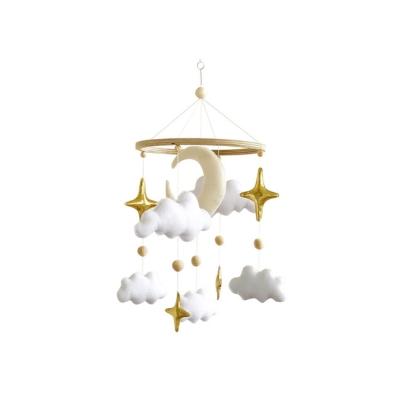 Pottery Barn Kids: Der Look zum kleinen Preis 36 Ein Mobile mit Sternen und Wolken, das den beruhigenden und preiswerten Stil von Pottery Barn Kids inspiriert.