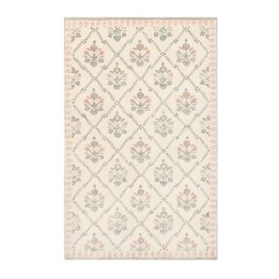 Pottery Barn Kids: Der Look zum kleinen Preis 39 Ein weißer und pinker Teppich mit floralem Design, der den romantischen Stil von Pottery Barn Kids widerspiegelt.
