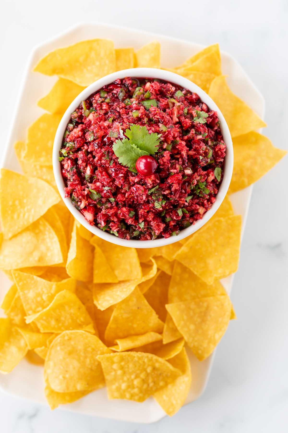 Cranberry-Salsa 5 Eine Schüssel Weihnachtssalsa aus Cranberries, umgeben von Tortilla-Chips