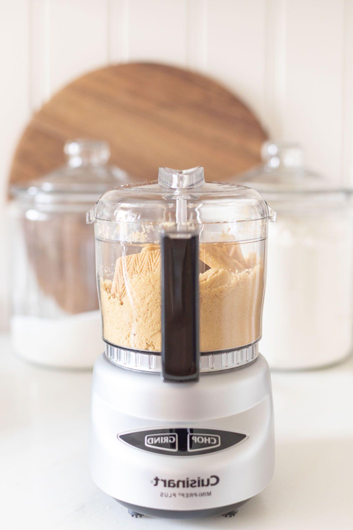 Eine kleine Küchenmaschine gefüllt mit Zutaten für den Shortbread-Boden