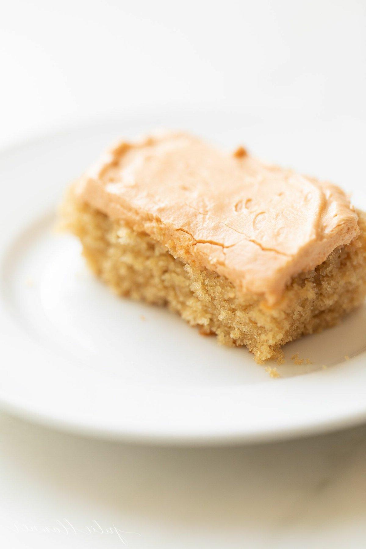 **Unglaublicher Butterscotch-Kuchen** 5 Ein Stück Butterscotch Kuchen auf einem weißen Teller.