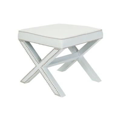 Ein weißer Hocker mit genieteten Beinen, erhältlich bei Amazon.