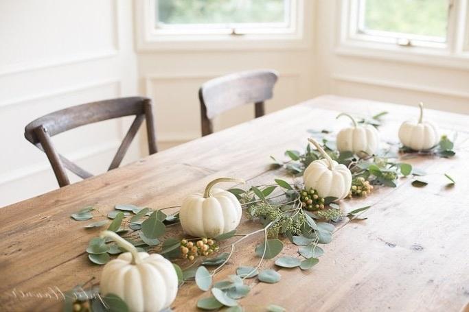 Einfache Schritt-für-Schritt-Anleitung für ein 5-Minuten-Thanksgiving-Mittelstück mit Mini-Kürbissen