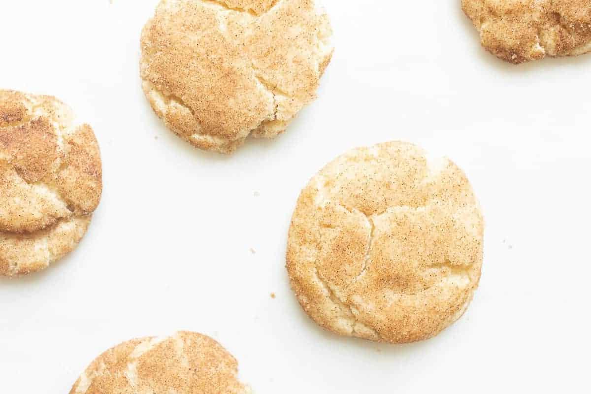 Die besten weichen Snickerdoodles 5 Snickerdoodle-Kekse auf einer weißen Oberfläche.