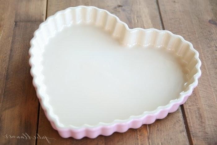 Eine herzförmige Tarteform, bereit für den Teig.