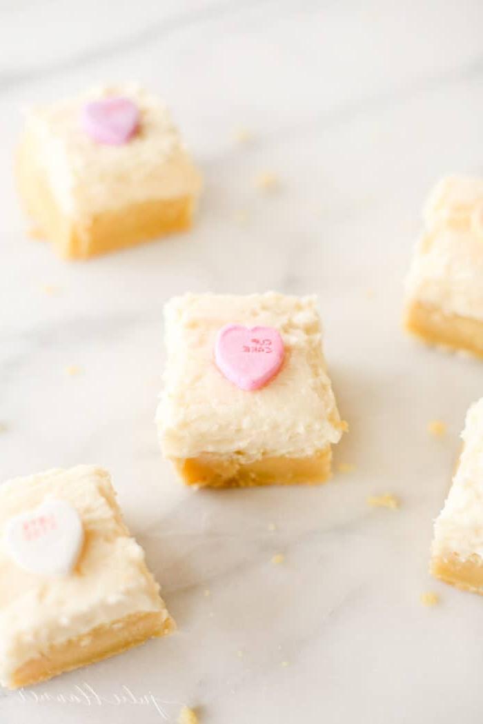 Glasierte Zuckerkeks-Riegel auf Marmoroberfläche