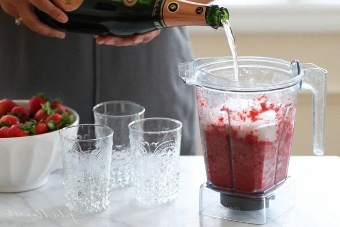 Einfache Champagner Slushies sind ein schnelles und einfach zu trinkendes Sommercocktail-Rezept mit Erdbeeren. Diese gefrorenen Champagner-Cocktails sind in wenigen Minuten fertig. Champagner in gefrorene Erdbeeren gießen