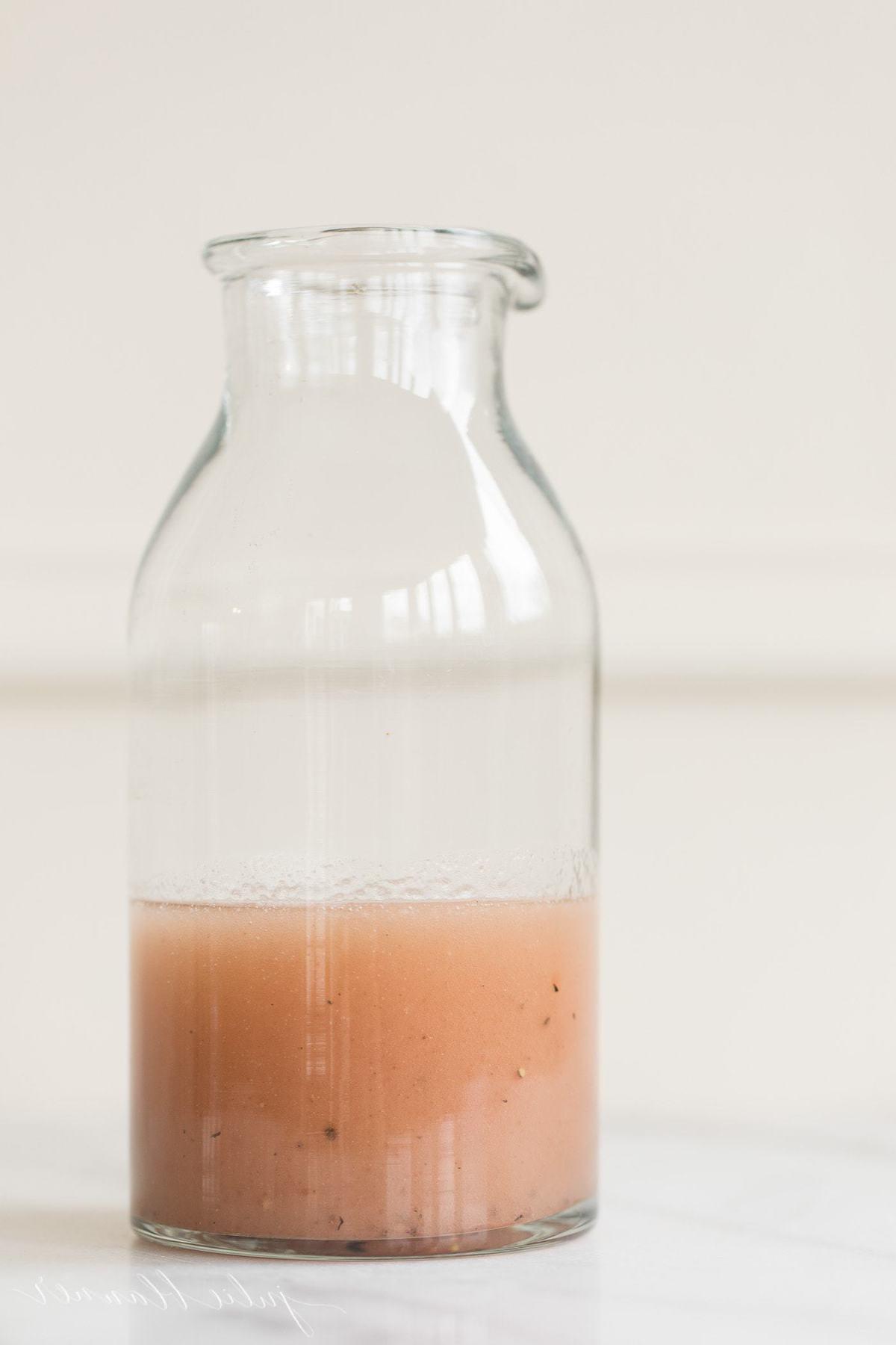 Rotweinessig-Vinaigrette 5 Rotweinvinaigrette in einer Glasflasche