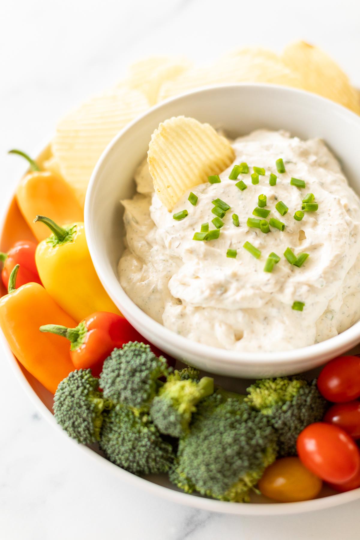 Ranch-Dip 5 Eine gerillte Kartoffelchips in einer Schüssel mit Ranch Dip.