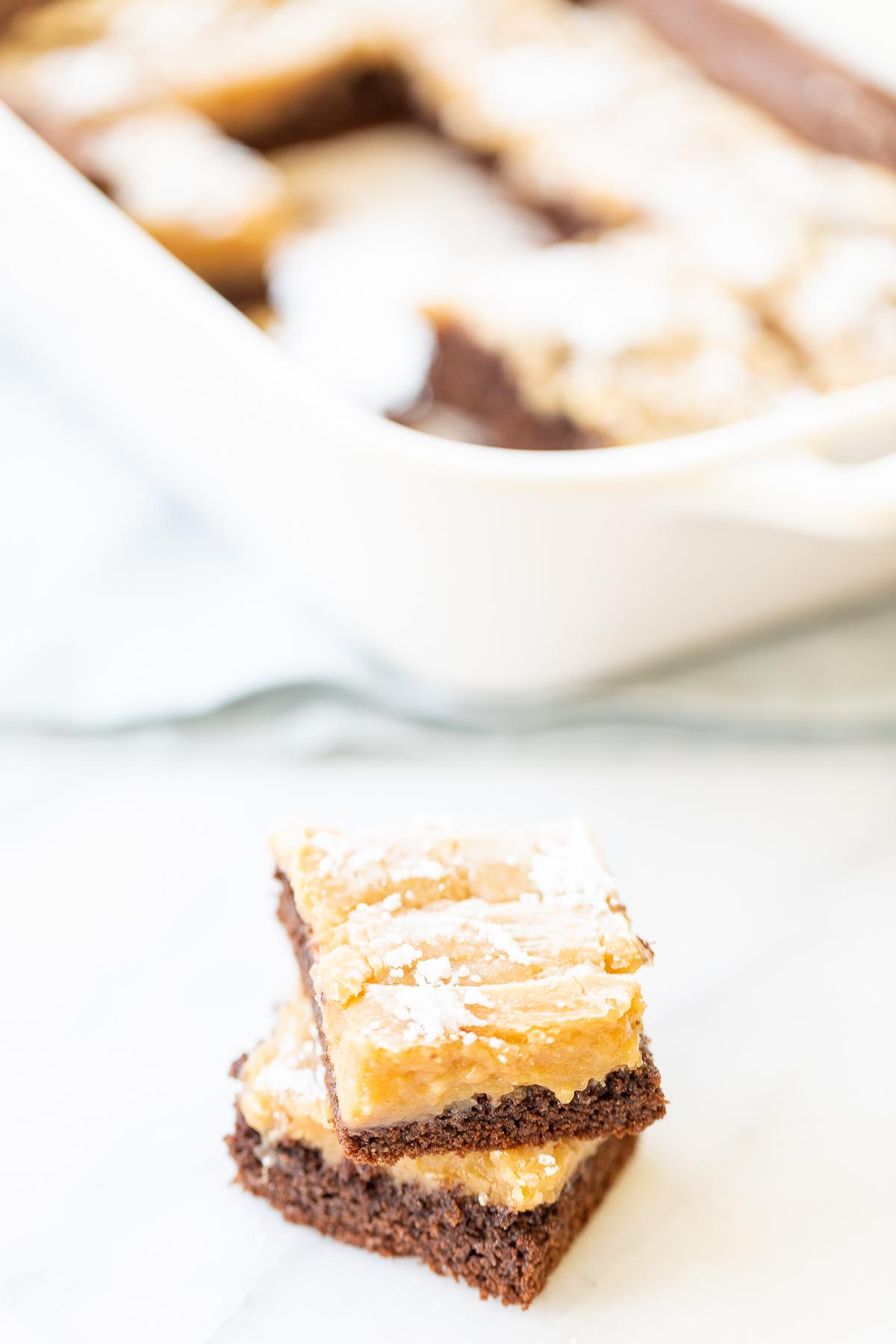 Zartschmelzender Erdnussbutter-Butterkuchen 5 Ein Stück Erdnussbutter Gooey Butter Kuchen.