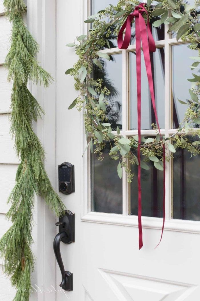 Weihnachtliche Türdekorationen 5 Nahaufnahme eines DIY-Eukalyptuskranzes für die Weihnachts-Türdekoration