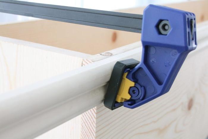 Ein hölzerner Fensterkasten im Bau.