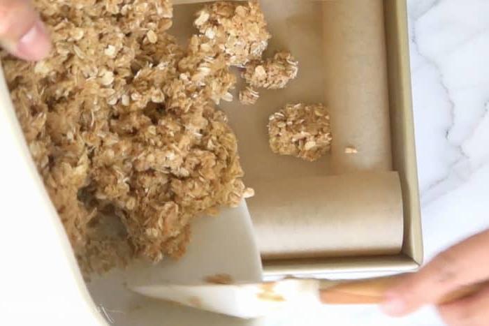 Mischung für Granola Riegel in die Backform schöpfen.