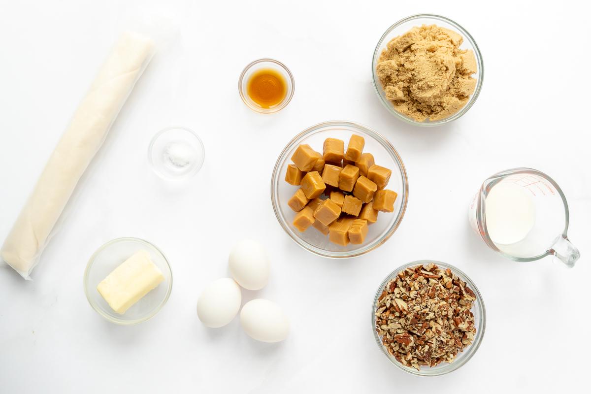 Ein köstliches Rezept für Kürbisbrot mit der verlockenden Zugabe von Karamell und Pekannüssen, inspiriert vom Pekannusskuchen und perfekt für den Herbst.