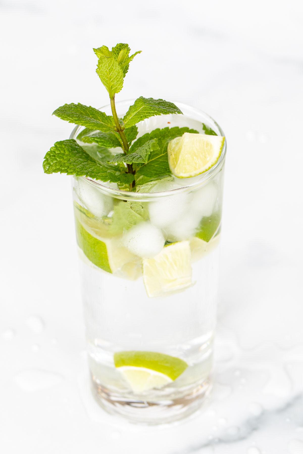 Alkoholfreier Mojito 5 Ein klares Glas voll mit einem Virgin Mojito auf einer Marmoroberfläche.