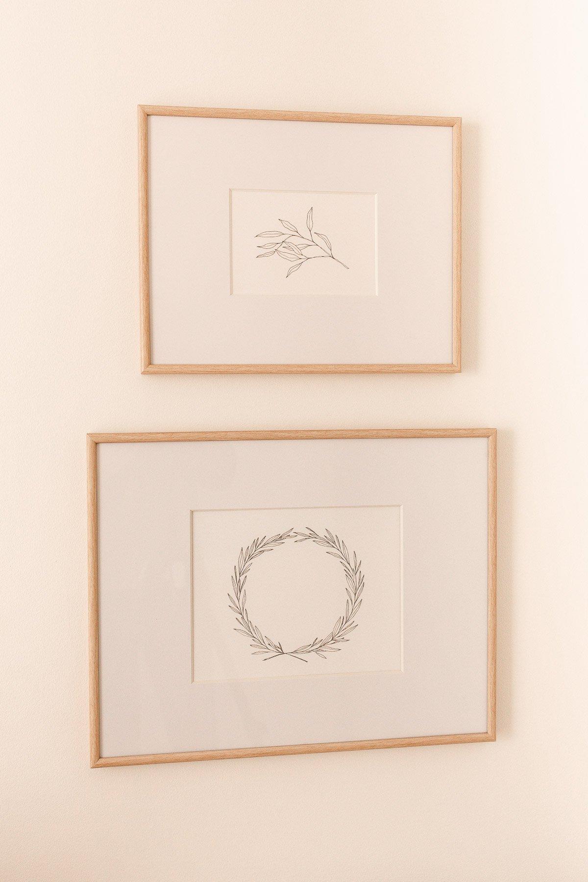 **Freie Kunstquellen** 5 Zwei gerahmte Zeichnungen gemeinfreier Kunst hängen an einer Wand und zeigen die Vielfalt der verfügbaren Motive.