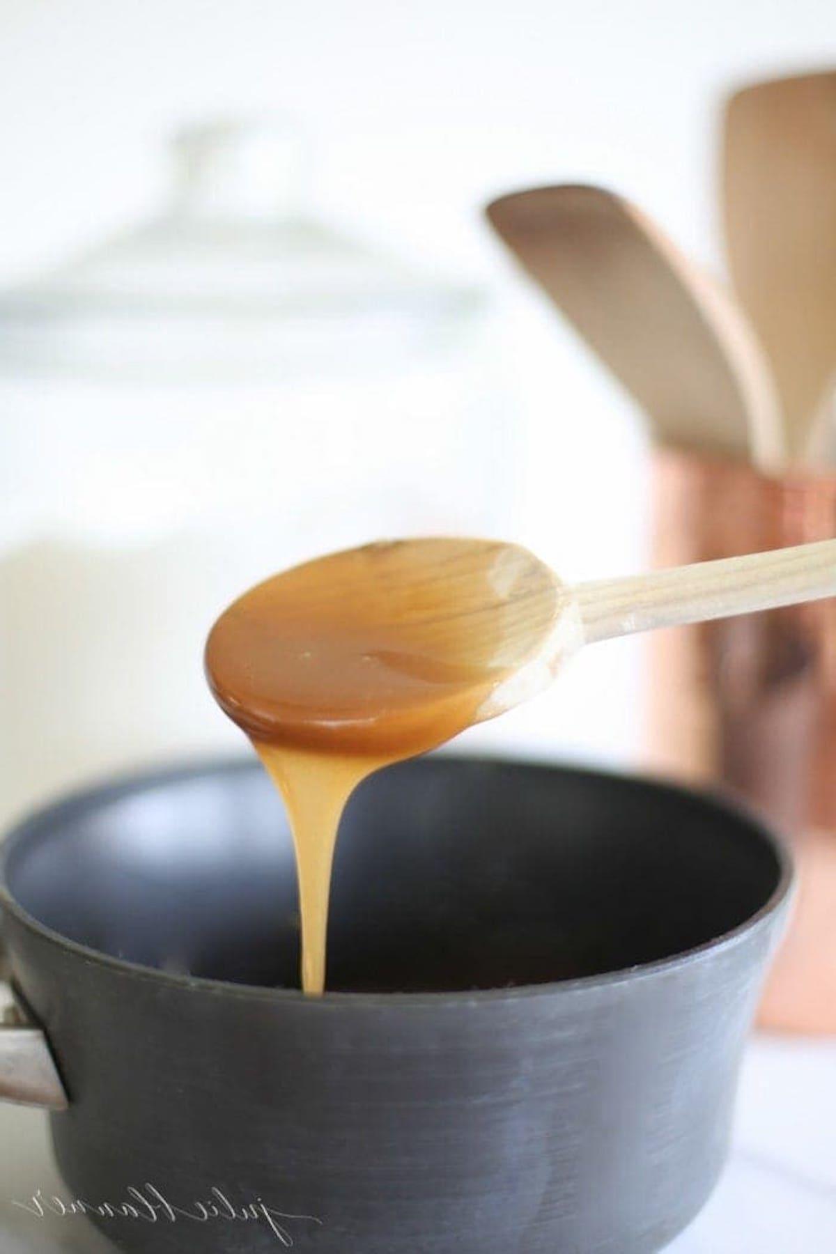 Gesalzene Karamellsoße 5 Gesalzene Karamellsauce wird in eine Pfanne gegossen.