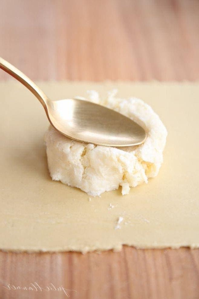Die Käsemischung auf der Pastaplatte platzieren und eine Mulde für das Eigelb formen.