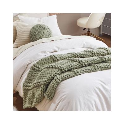 Pottery Barn Kids: Der Look zum kleinen Preis 43 Ein Bett mit einer grünen Decke und Kissen, inspiriert vom gemütlichen Stil von Pottery Barn Kids.
