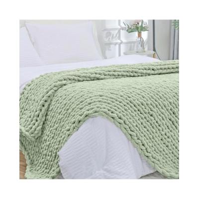 Pottery Barn Kids: Der Look zum kleinen Preis 44 Eine grüne Strickdecke auf einem Bett im Pottery Barn Kids Stil, die Gemütlichkeit und Eleganz vereint.