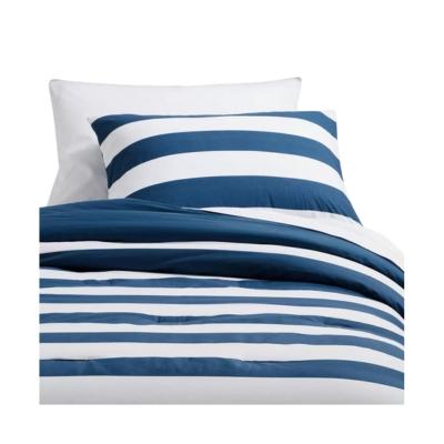 Pottery Barn Kids: Der Look zum kleinen Preis 46 Ein blau-weiß gestreifter Bettbezug, eine preiswerte und stilvolle Alternative zum Pottery Barn Kids Design.