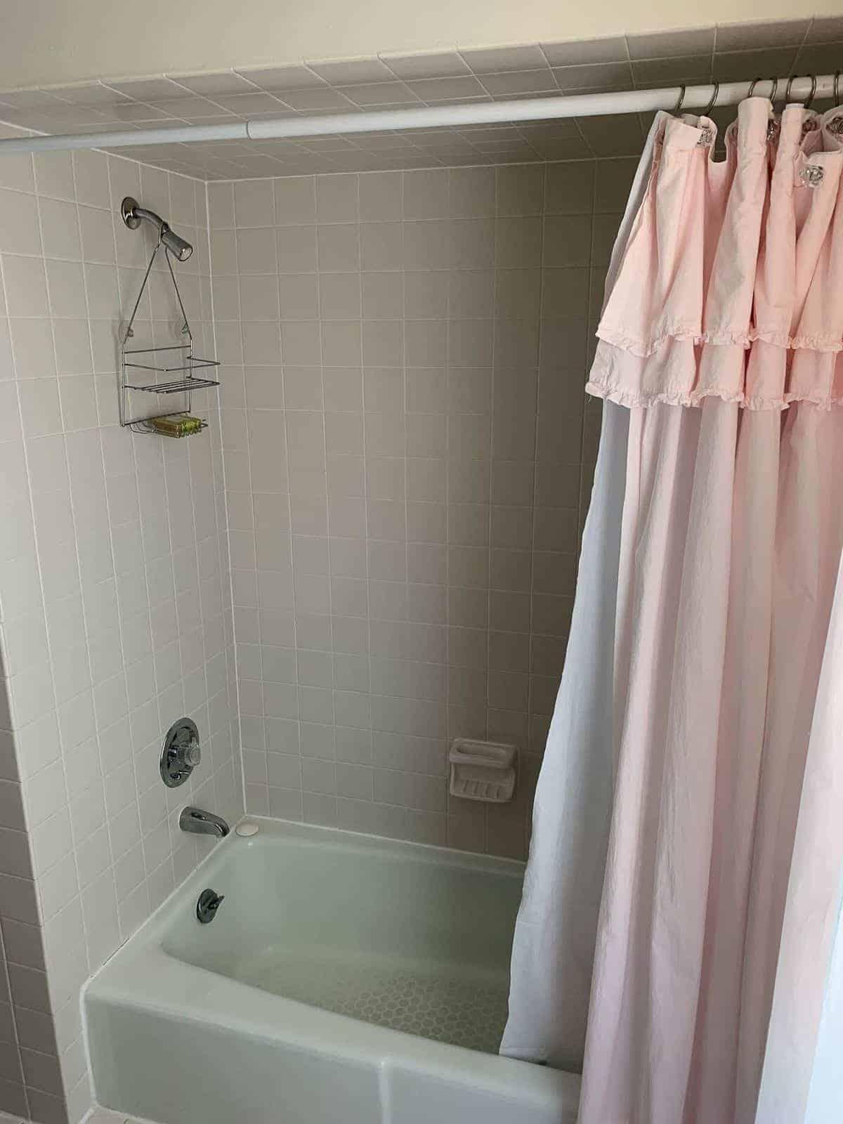 So erstellen Sie ein Spa-Bad zu Hause 6 Dunkle und veraltete Dusche mit niedriger Decke, typisch für ältere Badezimmer. #vorhernachher