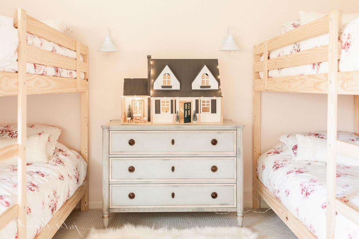 Mädchenetagenbett 6 Mädchen-Etagenbetten mit floraler Bettwäsche in einem rosa Schlafzimmer.