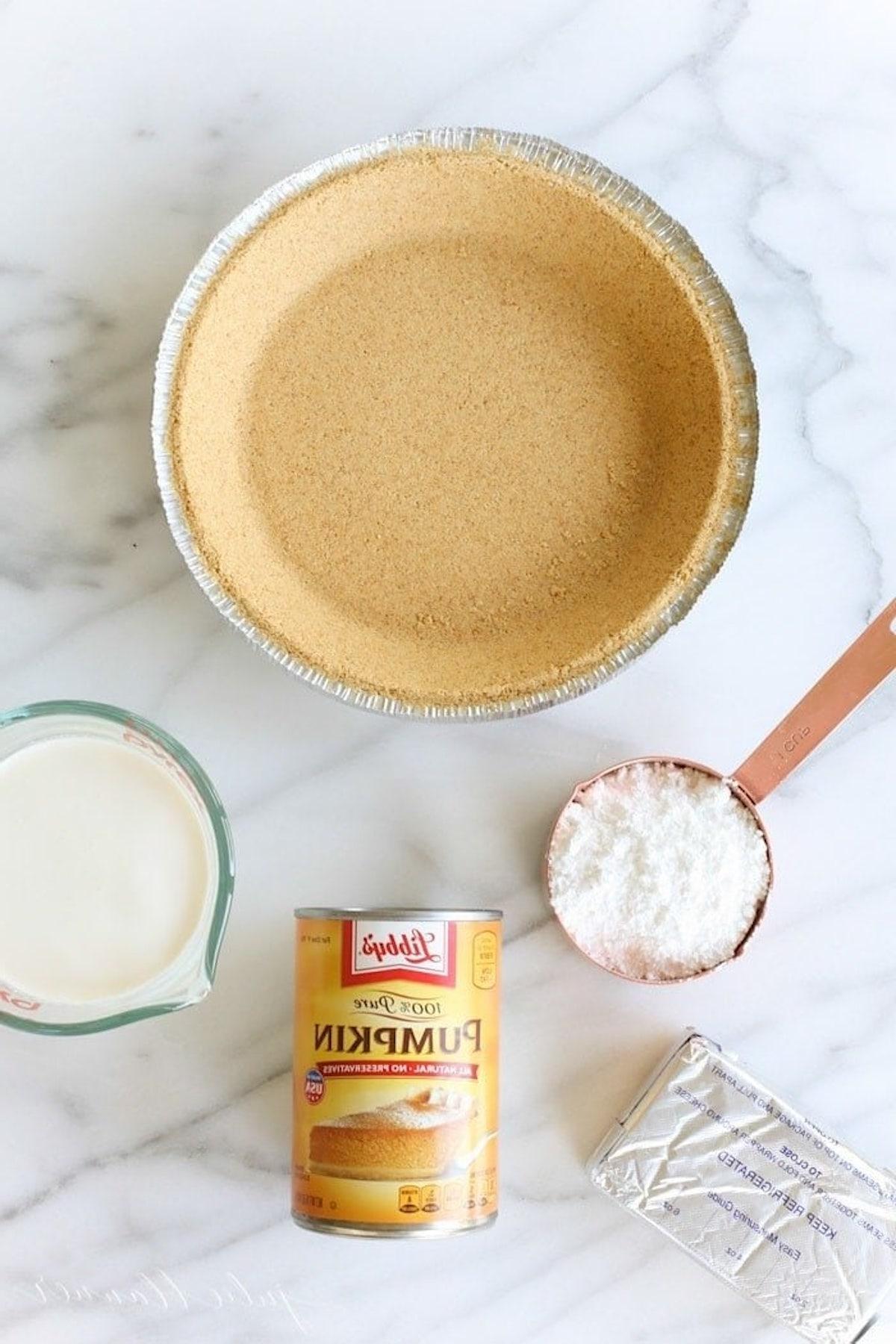 Dieses einfache No-Bake Kürbis-Käsekuchen Rezept ist buchstäblich in 5 Minuten zubereitet! Nur 5 einfache Zutaten für das beste Dessert für die Feiertage! Graham Cracker Kruste, Puderzucker, Frischkäse, Dose Kürbispüree und Schlagsahne