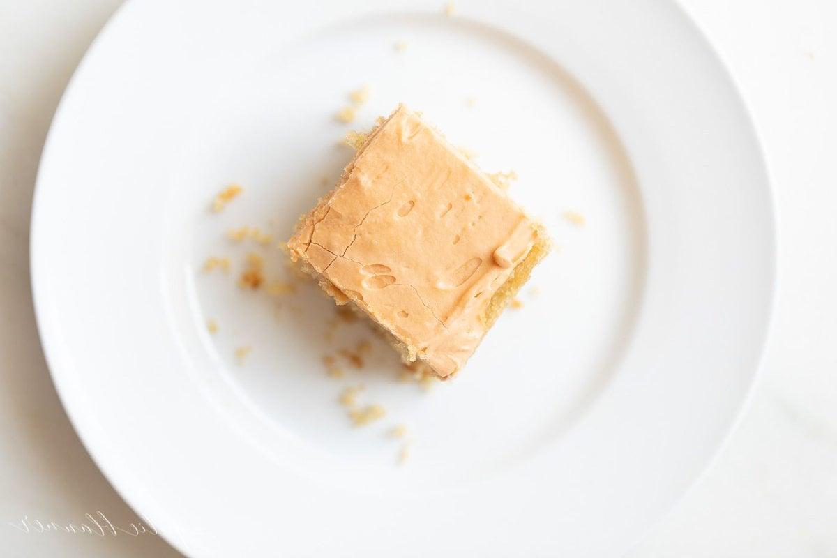 **Unglaublicher Butterscotch-Kuchen** 6 Ein Stück Butterscotch Kuchen auf einem weißen Teller.