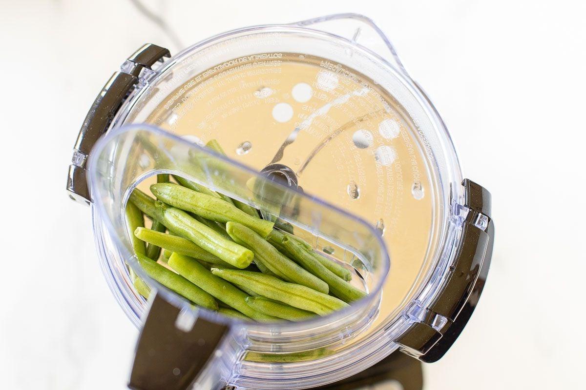 Frische grüne Bohnen in einem Food Processor.