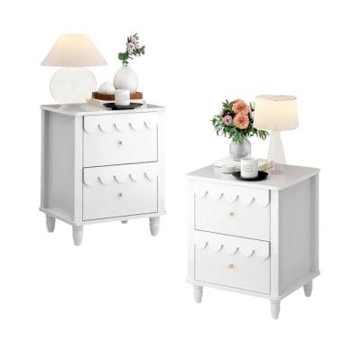 Pottery Barn Kids: Der Look zum kleinen Preis 6 Zwei weiße Nachttische mit je zwei Schubladen im Pottery Barn Kids Look for Less. Einer ist mit einer Lampe, Blumen und kleinen Dekorationsgegenständen geschmückt; der andere mit einer Lampe, Büchern und einer Kerze. Beide verfügen über runde Knöpfe und gewellte Kanten an den Schubladen, was sie zu einer preisgünstigen Alternative macht.