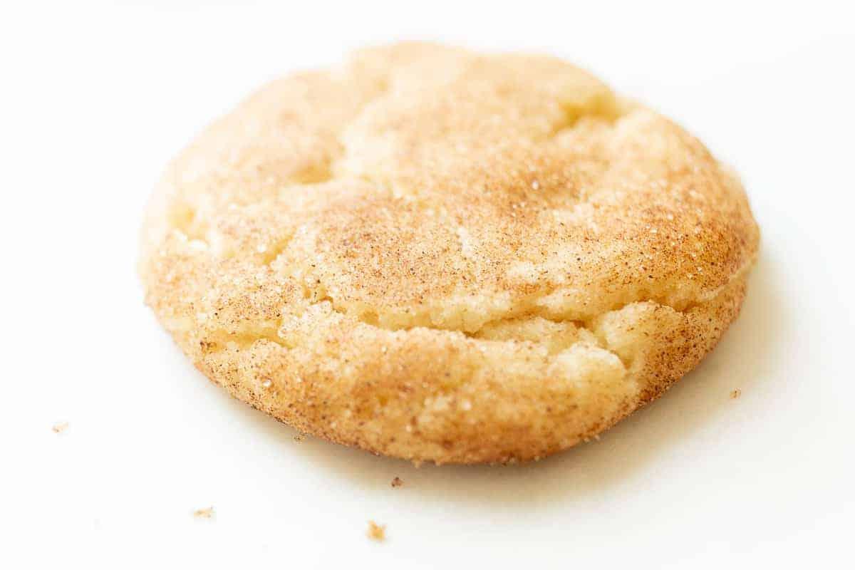 Die besten weichen Snickerdoodles 6 Ein Snickerdoodle-Keks auf einer weißen Oberfläche.