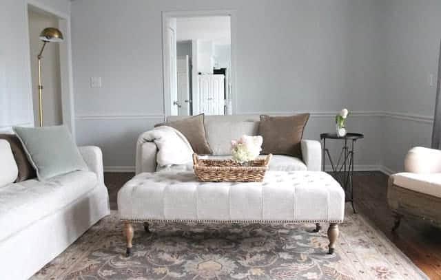 Sherwin Williams Strass 6 Neutrales Wohnzimmer mit Wänden in einem hellen Grauton namens Sherwin Williams Rhinestone gestrichen