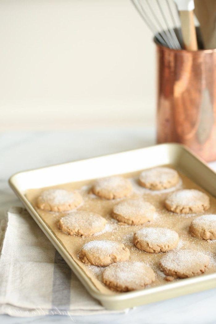 Gewürz-Shortbread-Kekse 6 Ein Tablett voller Kekse